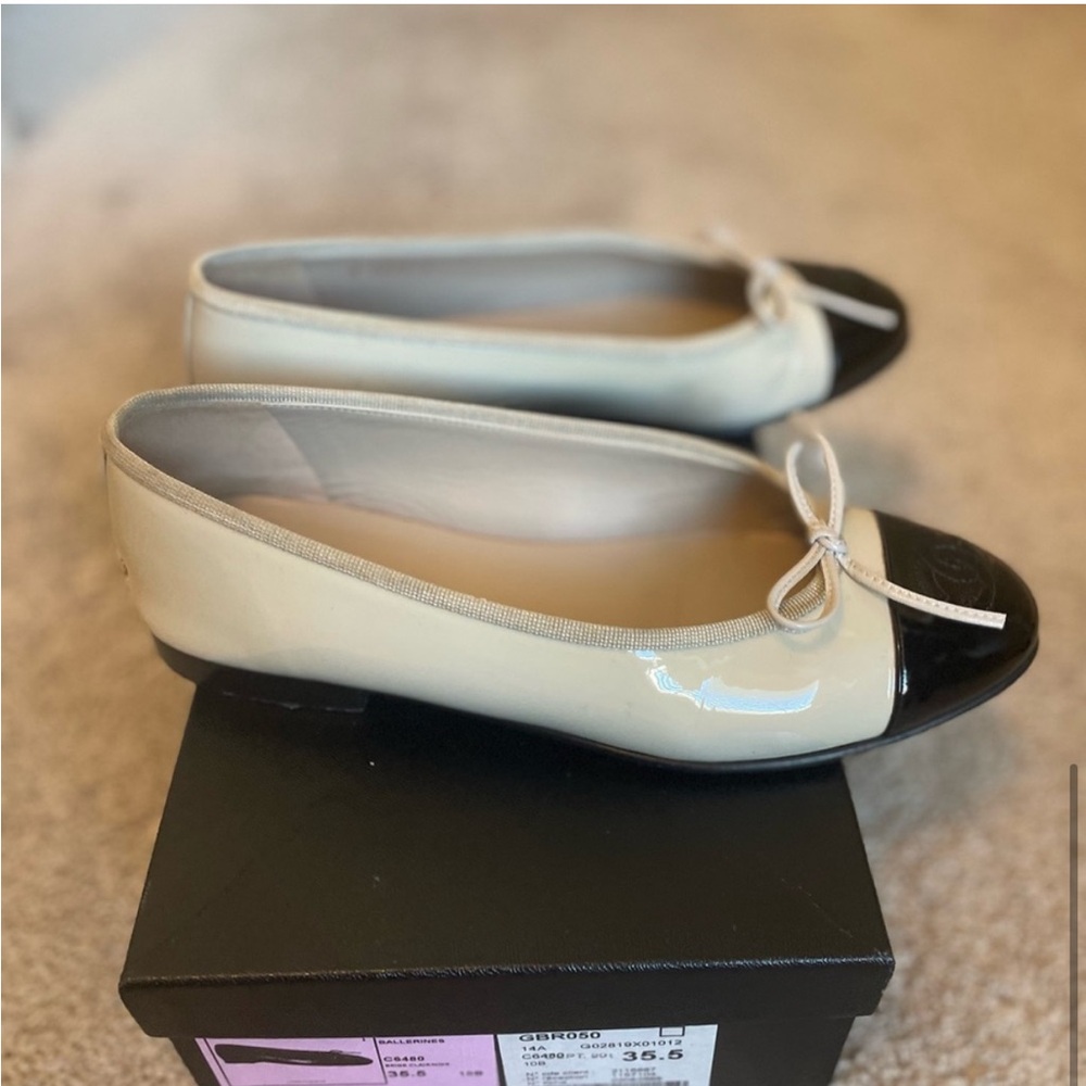 CHANEL Cream and Black Flats with Iconic Cap-Toe Design - Picture 5 of 6